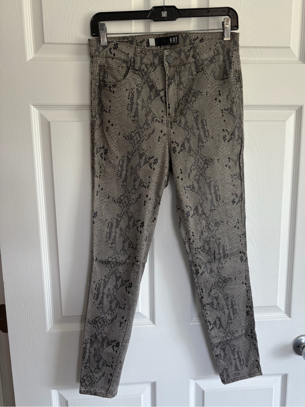 Kut from the Kloth Gray Snake-Print Skinny Jeans with Subtle Charcoal Pattern